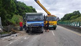 護欄,砂石車,蜜蜂,八里區,新北,自撞,車禍（圖/翻攝畫面）