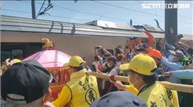 新／百年首次！白沙屯媽祖粉紅超跑搭台鐵