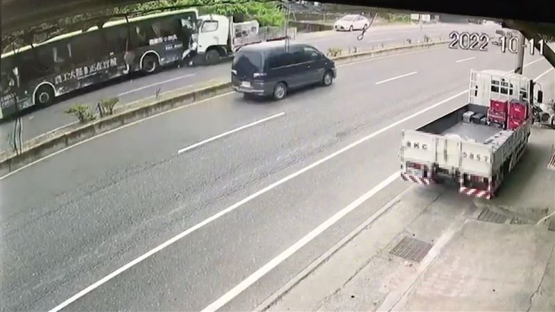 撞擊瞬間曝！公車下客挨撞　駕駛夾困3傷