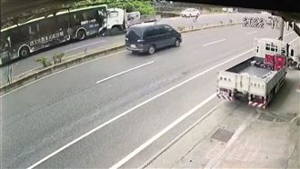 撞擊瞬間曝！公車下客挨撞　駕駛夾困3傷