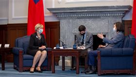 總統蔡英文今（11）日接見「加拿大『台加國會議員友好協會』會長暨眾議院國貿委員會主席史葛洛眾議員訪問團」。（圖／總統府提供)