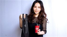OK超商販賣可重複使用的「咖啡專用OK不織布提袋」的加購服務，每個3元。（圖／OK超商提供）
