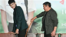 蔡振南（右）用藤條打張庭瑚（左）。（圖／甲上提供）