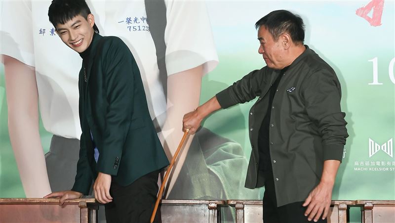 蔡振南拿藤條竟失手　張庭瑚被抽打秒變臉