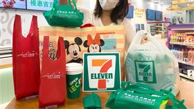 7-ELEVEN鼓勵減塑統一超商宣布12日起，超過家6500間7-ELEVEN門市，將陸續停止提供咖啡及鮮食的一次性免費提網服務，若消費者忘記帶購物袋，也能選購可重複使用的提袋。（統一超商提供）中央社記者鄭鴻達傳真  111年10月11日