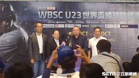 ▲U23世界盃棒球賽開賽記者會，台北市體育局長李再立（左1）出席與冠軍盃合影。（圖／記者蕭保祥攝影）