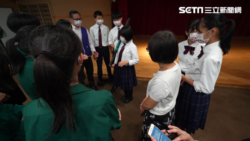獨／台日友好！北一女學生教橘色惡魔耍槍
