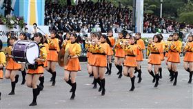 中華民國111年國慶日日本「橘色惡魔」橘高校國慶表演，元氣滿滿，隊伍超整齊。（記者邱榮吉/攝影）