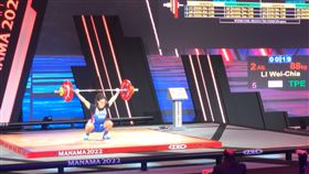 李偉嘉在舉重亞錦賽女子64公斤，挺舉項目創個人最佳的111公斤摘下銅牌。（圖／擷取自舉重協會）