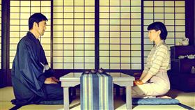 阿部寬（左）和李心潔（右）有對手戲。（圖／海鵬提供）