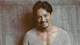 夢多對於粉絲要求拍照來者不拒。（圖／翻攝夢多臉書）