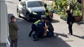 苗栗頭屋，雙刀亂砍，兩名老婦人無辜被砍，警方制伏(圖／翻攝畫面)