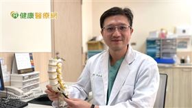 林琮凱說，脊椎滑脫因脊椎退化不穩定，產生前後移位的現象，當吃藥、復健等保守治療無效，就會建議手術，回復正常生活功能。