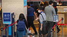 國門將解封  國際航廈預期人氣回升（2）COVID-19疫情重創航空市場，2年多來，國際機場航廈顯得冷清，期盼13日邊境鬆綁後，人氣逐日回升。圖為航空公司工作人員11日上午在台北松山機場為旅客指引排隊動線。中央社記者裴禛攝  111年10月11日