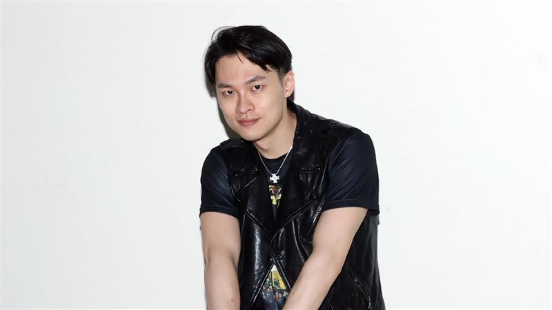 男星挺過「半邊臉不能動」　嗨曝愛妻喜訊