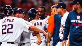 ▲艾瓦瑞茲（Yordan Alvarez）敲出再見全壘打。（圖／翻攝自太空人推特）