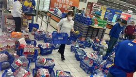 上海市民搶買水。（圖／翻攝自老李滔滔不絕微博）