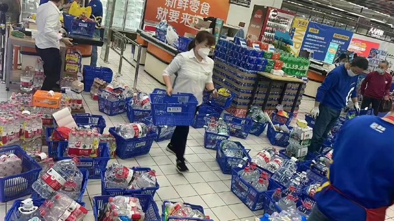 上海似因水庫鹹化影響　市民瘋囤積飲用水