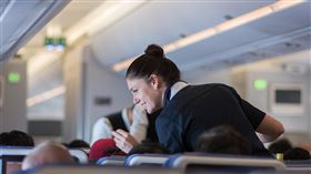 空服人員工時長、休息時間短的情況可望有所改善。美國聯邦航空管理局 (FAA) 於10月初發布一項全新規範：空服人員在換班之間的休息時間將由原先的9小時延長至10小時。這項新規則將使空服人員獲得更充足的休息以恢復體力精神，不僅有利於服務品質，同時也照顧到所有乘客在空中的安全。