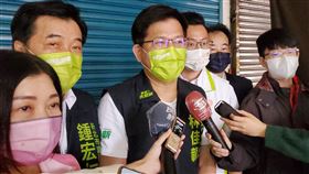 林佳龍：新北市府澄清新聞稿用字比競總尖酸刻薄民進黨新北市長參選人林佳龍（左3）12日在新莊接受媒體聯訪，對於網友彙整新北市政府局處澄清新聞稿表示，他看到時也嚇一跳，稿子內容比競總用的文字更尖酸刻薄，違反行政中立。中央社記者王鴻國攝  111年10月12日