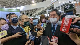 台塑集團總裁王文淵（左）與遠東集團董事長徐旭東（右）今日出席「2022台北紡織展」開幕。（圖／記者戴玉翔攝影）