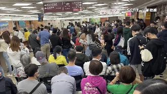 換發護照人潮多　民眾一早排隊要等1小時