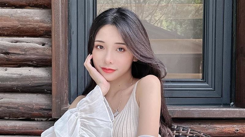 甜美浴照激似全裸　閃亮亮洩大片肉色
