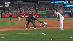 ▲唐納森（Josh Donaldson）回壘不及遭到觸殺。（圖／翻攝自MLB官網）