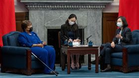 蔡英文總統今（12）日上午接見「美國聯邦眾議員聯合訪問團」。（圖／總統府提供)