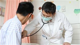 陳明群醫師表示，針對小宇急性腎損傷和避免肺部呼吸功能惡化的治療方法，是相互衝突的，需謹慎拿捏病患補充的輸液量多寡。（圖／翻攝自花蓮慈濟醫院臉書）