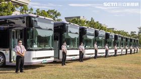 鴻海旗下鴻華先進科技，今正式交付15部自主開發電動巴士MODEL T予臺南府城客運。（圖／鴻海提供）