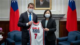 總統蔡英文今（12）日上午接見「美國聯邦眾議員聯合訪問團」，美國眾議員莫德送蔡英文美國夢幻隊大鳥柏德（Larry Bird）的7號球衣。（圖／總統府提供)