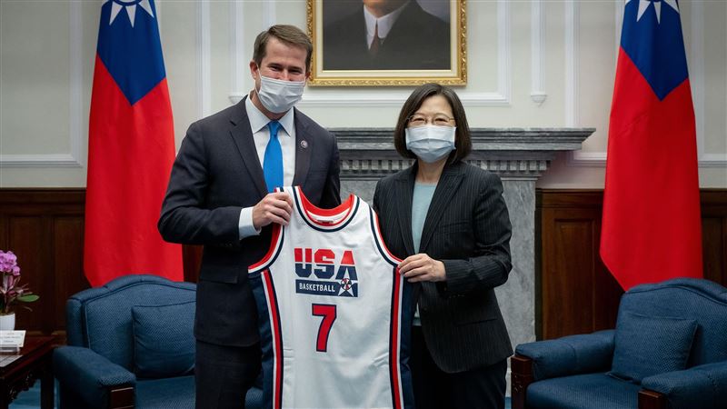 蔡英文接見美眾議員　獲贈NBA名球員球衣
