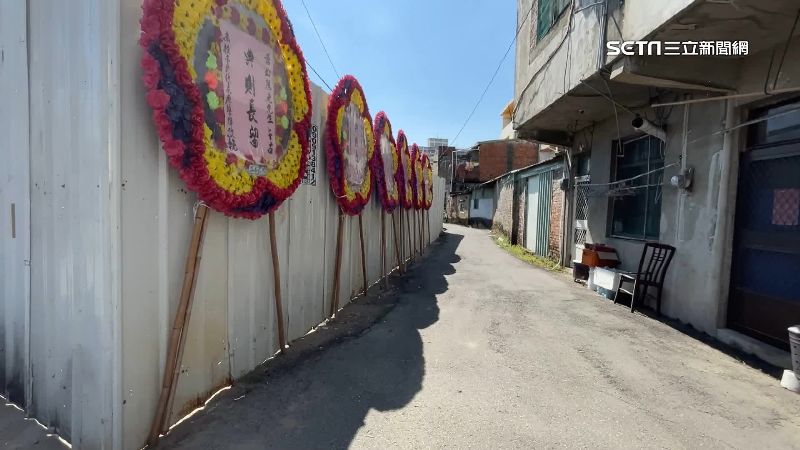 家後門被擺「花圈」　業者：以為廢棄倉庫