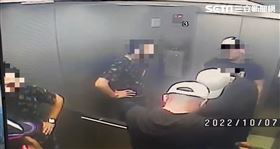 中山破獲持槍狹持案，持槍逼債壓人上銀行提款，事後警方查獲槍枝，又溯源出另名男子持有槍支。