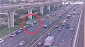 國道12車連環撞，油罐車衝入車陣。（圖／翻攝畫面）