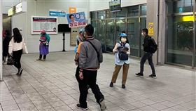 桃園車站出現張善政舉牌團（圖／翻攝自四叉貓臉書）