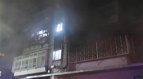 內湖公寓大火！火煙竄天際　屋主一度受困