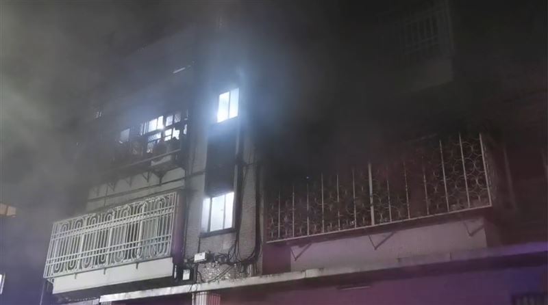 內湖公寓大火！火煙竄天際　屋主一度受困