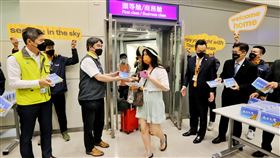 國門解封全球首發團凌晨抵台  旅客：很喜歡台灣13日凌晨抵台的全球首發團為12日晚間搭乘台灣虎航從泰國廊曼機場（Don Mueang Airport）起飛的2個旅行團共計45人，班機在凌晨0時16分抵達桃園國際機場，中央流行疫情指揮中心指揮官王必勝（前排左2）、桃園國際機場公司總經理范孝倫（前排左1）、台灣虎航董事長陳漢銘（前排右2）也特別前往接機，並送上內有5個口罩的虎罩包。中央社記者吳睿騏桃園機場攝  111年10月13日
