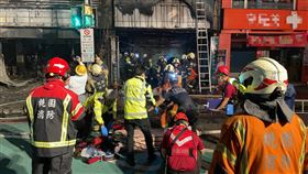 桃園長庚對面電桶爆炸燒民宅！救6人1命危