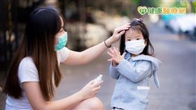 頻繁使用易使皮膚變得敏感，醫療級中性次氯酸水pH酸鹼值控制近於中性，碰到皮膚、黏膜不易造成傷害。