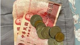 ▲女兒挖存錢筒拿錢給媽媽，希望讓媽媽工作時能買些好吃的。（圖／翻攝自爆廢公社二館臉書）

