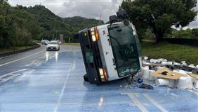 國道1汐止段大貨車翻覆！油漆灑滿地
