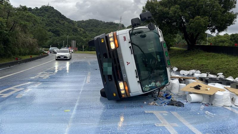 新／國道1汐止段大貨車翻覆！油漆灑滿地