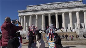 風童火將現身林肯紀念館前，吸引民眾合照。（圖／文總提供）