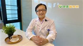 台大醫院眼科部主治醫師陳達慶醫師表示，LCA患者出生時即會有明顯視覺缺損，典型症狀除有夜盲、視野狹窄、中心視力損失之外，少數病患也可能一併伴隨中樞神經異常，例如精神發育遲滯、癲癇及聽力障礙等併發症。