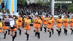 中華民國111年國慶日日本「橘色惡魔」橘高校國慶表演，元氣滿滿，隊伍超整齊。（記者邱榮吉/攝影）
