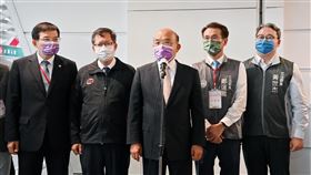 行政院長蘇貞昌今（13）日下午陪同總統視察桃園機場。（圖／行政院提供)