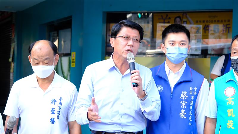 謝龍介批台南交通差　秒被抓包宣傳車違停